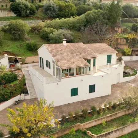 In Furnangina, family villa with sea view, mature garden and swimming pool