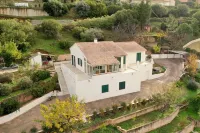 In Furnangina, family villa with sea view, mature garden and swimming pool