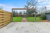 Newly Remodeled Modern Farmhouse on an Acre Hotels near Nana's Attic