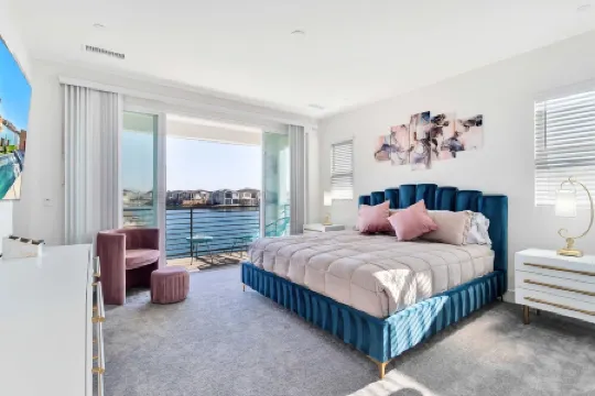 Lakefront with private Pool 4 master