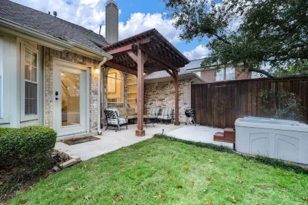 West Plano - Sauna/Cold Plunge/Hot Tub Отели рядом с достопримечательностью «TUMI Store - Legacy West»