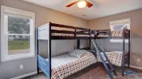 Chain O' Lakes life...serene bay w/ private beach access. Kayaks & Boats welcome