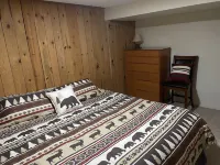 Cozy Cabin, View of Boyne Mountain! Skybridge, Snowboard, Ski, Golf, Bike, Hike! Hotels in Boyne Falls