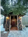 T, s Creekside cabin. King Bed/ Hot tub/ treehouse
