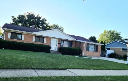 Spacious 4-bedroom house in charming Des Plaines with AC, WiFi Отели рядом с достопримечательностью «Парк Мажевски Метро»