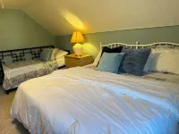 Walk to Walloon Village, 10 min to Petoskey or Boyne Mountain