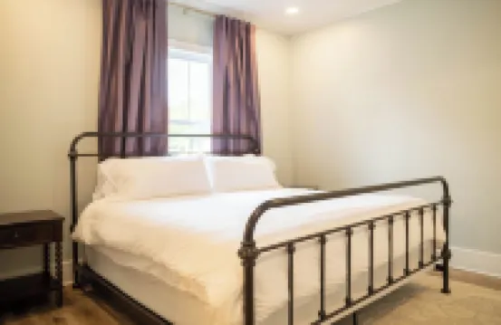 The Vincent B - on Government St! Walk to Restaurants, Bars & Shopping!