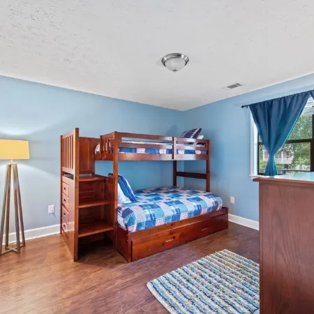 Fully Renovated Condo - One Block To Beach