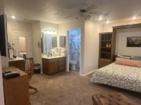 Relaxing Retreat in Ivins — Near Snow Canyon & Tuacahn Amphitheatre 艾文斯酒店