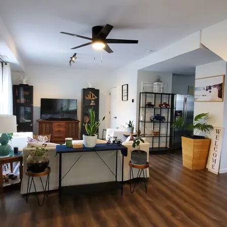 3-bedroom Modern home in welcoming Topeka with WiFi, AC