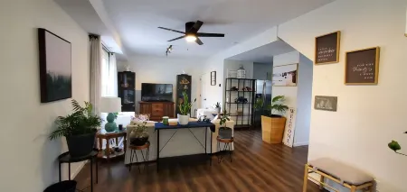 3-bedroom Modern home in welcoming Topeka with WiFi, AC Отели в г. Топика