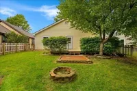 Cute and Cozy 3 Bedroom Ranch Home w/ Deck and Fenced Yard Hotels near DSW Designer Shoe Warehouse