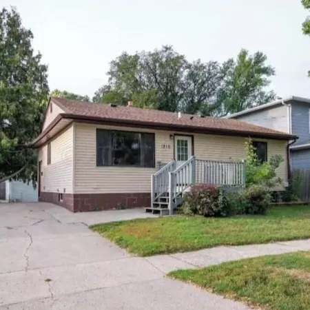 Comfortable 4 bedroom - 1 block from NDSU & minutes to Downtown Fargo!