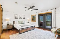 Beautiful, luxurious Evergreen cabin nestled in the mountains w/ great views!