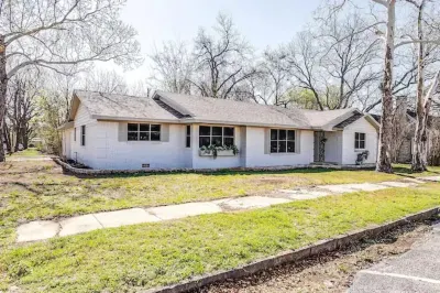 Downtown Hico home, just steps away from shopping! Hotels near Hico Steak Cookoff