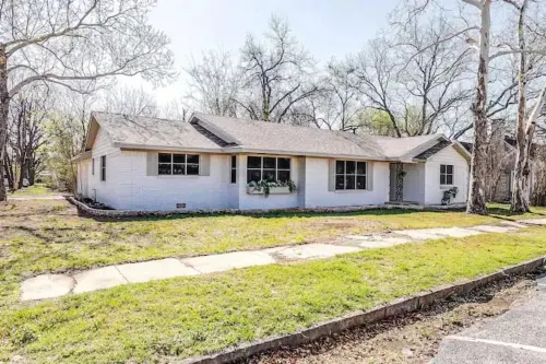 Downtown Hico home, just steps away from shopping!