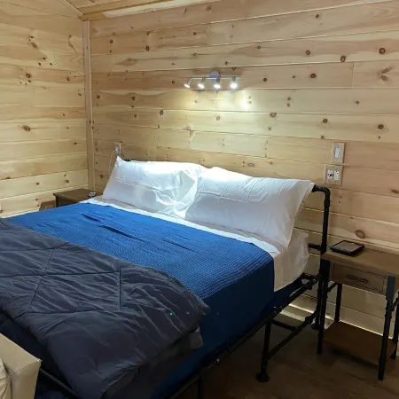 Secluded Couple’s one bedroom creek view cabin on Craigs Creek in Oriskany Va.