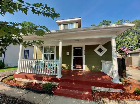 Adorable House in South Denver! Отели рядом с достопримечательностью «Packy Romans Park»