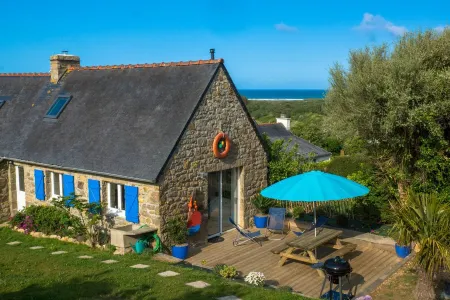 Sea view, stone house between Crozon Camaret, Wifi, closed, bright garden