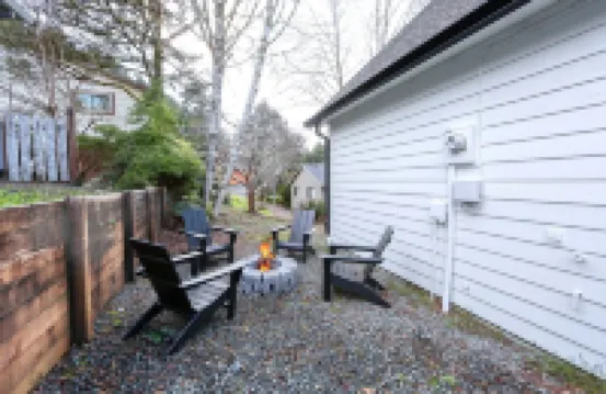 Charming Chalet. Fire Pit. Dogs Welcome. Just a Half-Mile Stroll to the Beach!