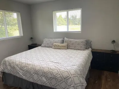 SALMON RIVERBEND LODGE FISHERMEN CABIN WTH RIVER ACCESS FISH RIGHT OUT YOUR DOOR