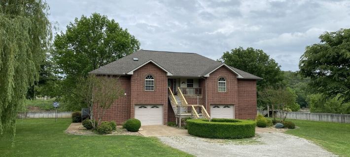Private home on the bank of the White River Hotels in Baxter County