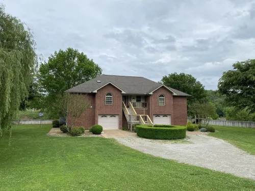 Private home on the bank of the White River Hotels in Buford Township