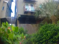 Luxury WATERFRONT condo overlooking pool, 5 mins to Dog Island, FREE boat slip. Hotels in Carrabelle