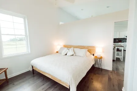 King Bed, Zero Entry, Close to Town Отели в г. Чиппева