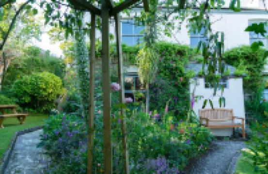 Character Coastal Cottage 5 minutes stroll to Beach/Amenities