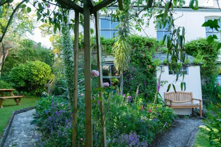 Character Coastal Cottage 5 minutes stroll to Beach/Amenities