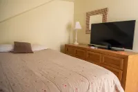 Charlevoix Family Home ~  in Town Home, Newly Renovated, Fire Pit, Hot Tub!!! - バルコニー