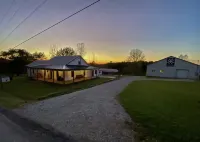 Modern Farmhouse, 3 bedrooms, 2 full baths, sleeps 8