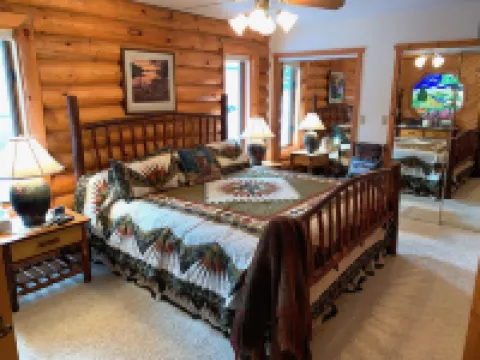 Outdoor Enthusiast Lakefront Cabin Sleeps 16 デューハーストのホテル