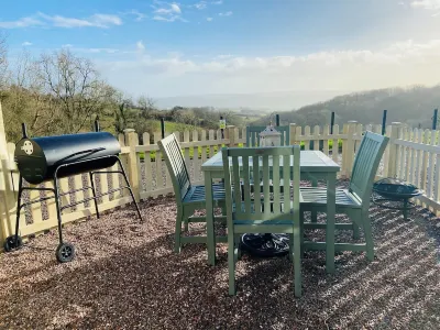 Stylish, Rural Apartment With Amazing Views Hotels near Bees for Development