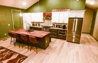 Cozy New Cabin. Walking distance to wedding venue, Chalet View Lodge!