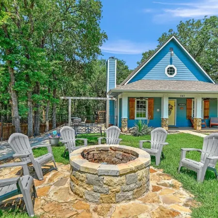 Lakehouse Retreat with Game Shed-4 minute walk to Beach, Fishing Cove,& Trails!