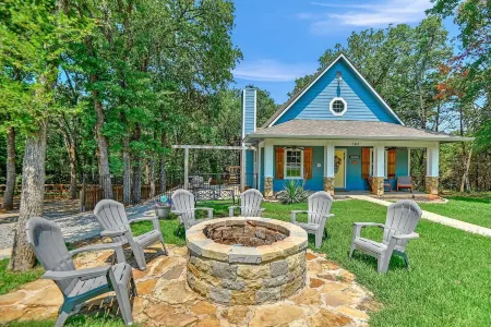 Lakehouse Retreat with Game Shed-4 minute walk to Beach, Fishing Cove,& Trails!