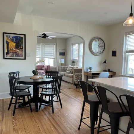 Newly renovated in the heart of Kennett Square. 3 miles from Longwood Gardens Отели в г. Кеннетт сквер
