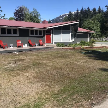Cozy home next to airport with fenced backyard and lots of sun!