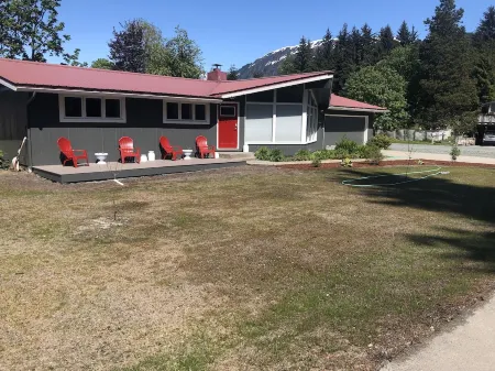 Cozy home next to airport with fenced backyard and lots of sun!