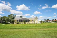 Burnt Store Isles Golf Home, W/Hot Tub/King Bed/Fast WIFI/Unbeatable Location