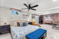 25mins to Denver*Red Rocks*Hot Tub*2 Fire Pits, 1.5hrs to skiing, Pet Friendly Hotel a Columbine