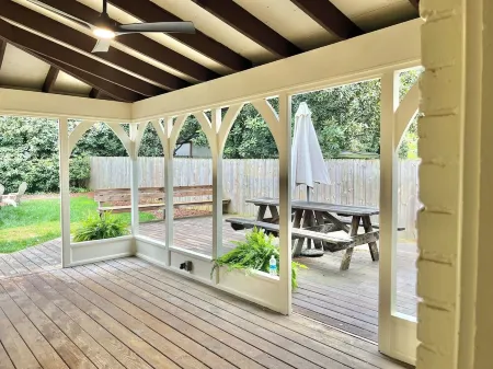 The Designers Den-Sleeps 10, Pets ok, 5min to IHFC & HPU, Emerywood!