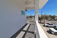 Beautiful condo in walking distance to both the town center and the Bay!