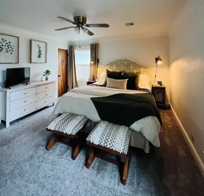 Serene Garden Retreat - with Chef's Kitchen -& Easy Access to Everything! Hotel dekat Royal Delle Park