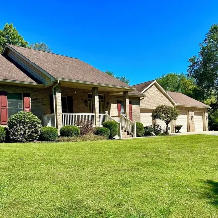 Luxury Old Man's Cave Home🌲Walking Distance to Hocking Hills Park with Hot Tub