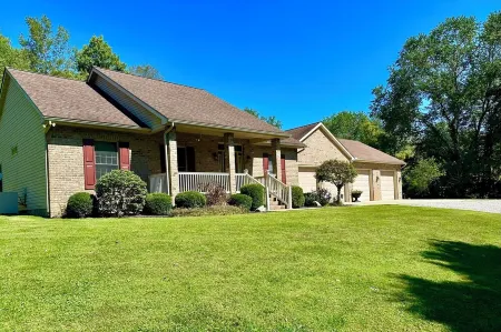 Luxury Old Man's Cave Home🌲Walking Distance to Hocking Hills Park with Hot Tub