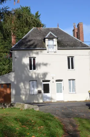 Studio "Au Bord de L'eau" Pour 3 Personnes, à L'orée D'un Village Authentique Отели в г. Крёз