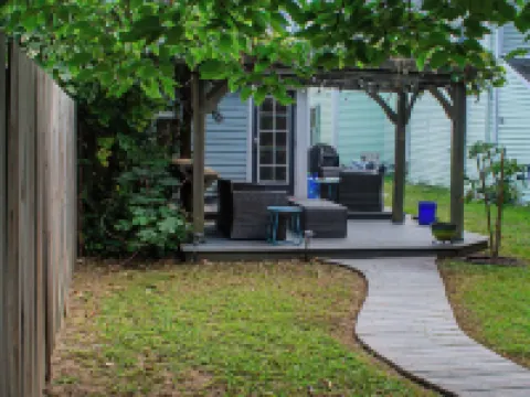 Lil' Ms. Clementine 2-Bedroom Home in Historic District with Golfcart Option